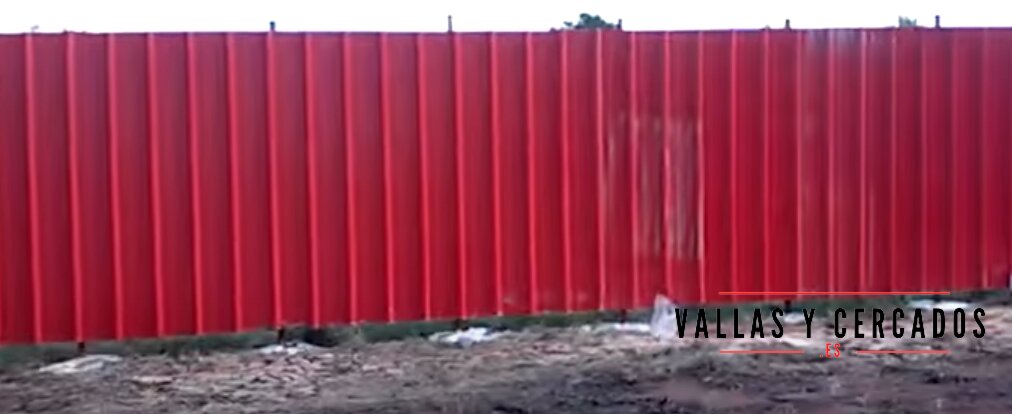 Vallado de obra opaco con chapa